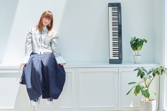 代表曲「ガーネット」をピアノ弾き語りのスタイルで一発撮り！